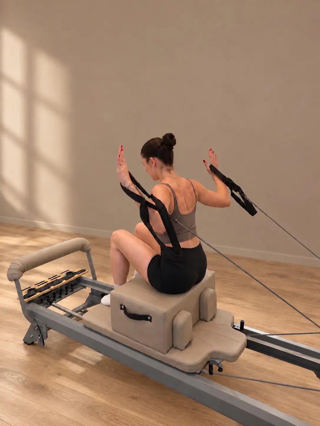 Training mit den Gurten auf dem Reformer, von hinten gesehen